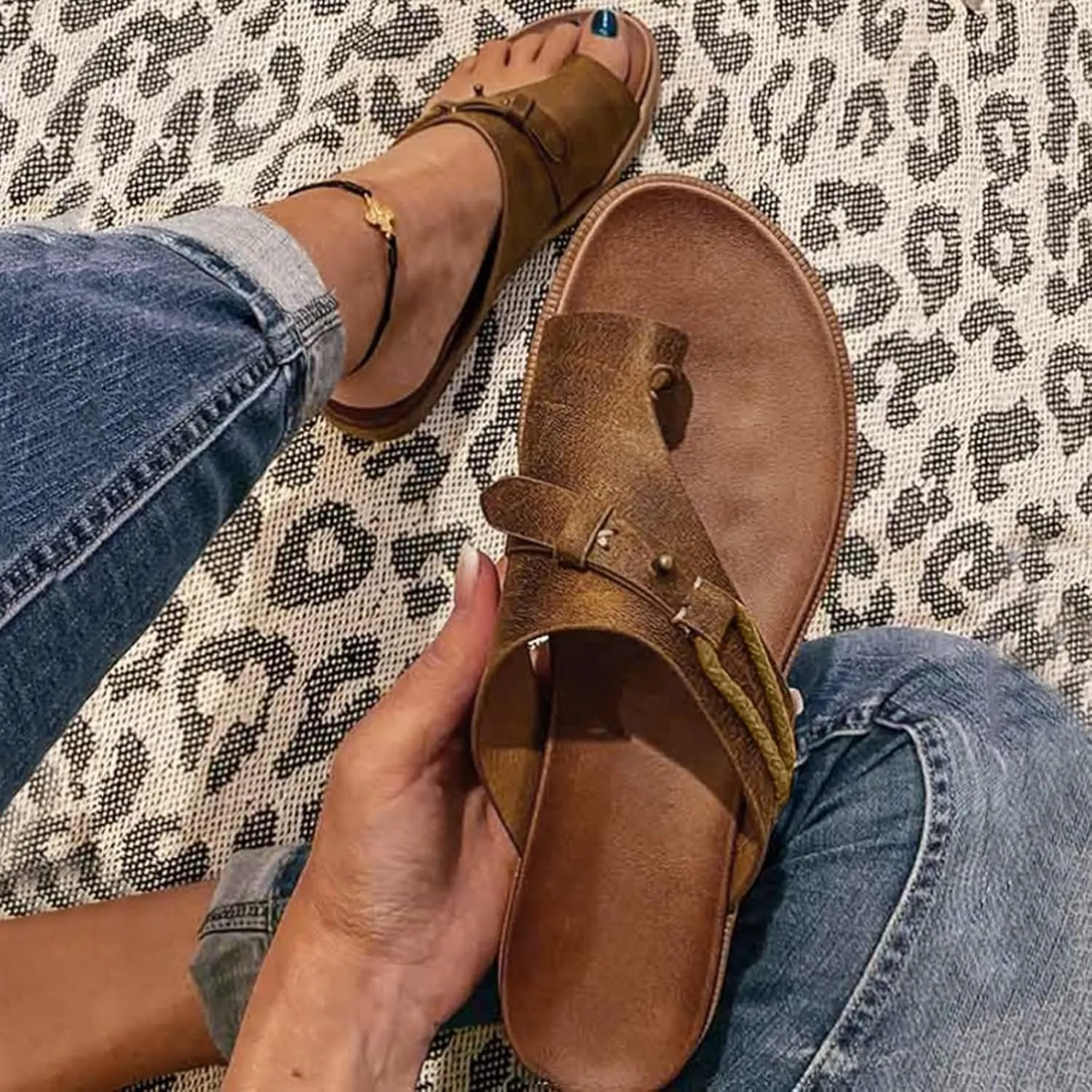 Eduavar Sandals for Women Casual Summer Orthopedic Correction Leather Ring Toe Sandals Solid/Leopard Print Flat Flip Flops