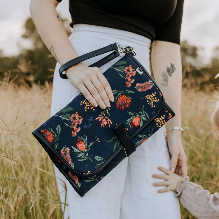OiOi Change Clutch - Navy Botanical