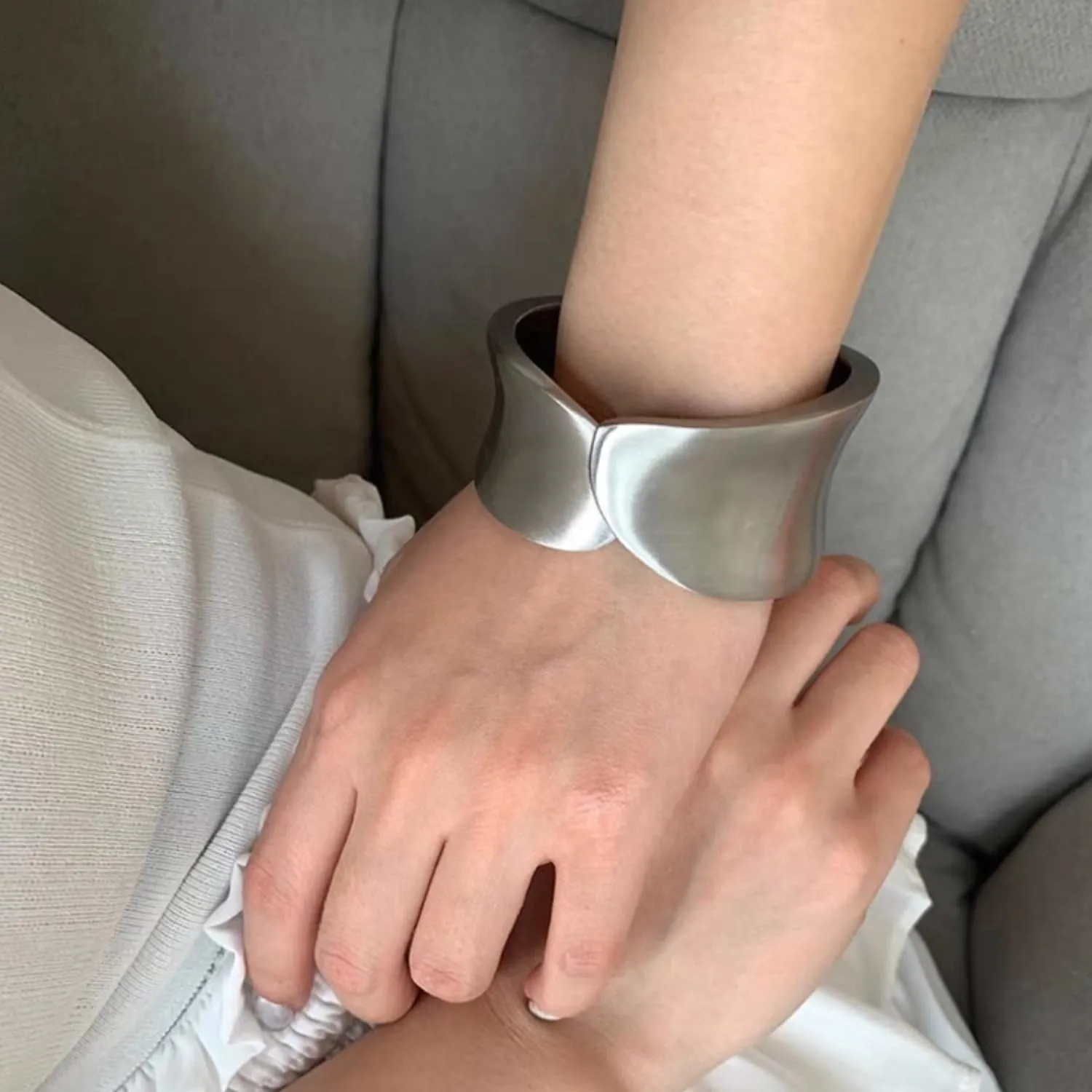 Wide Grooved Crystal Cuff Hinge Bangle Metal Shiny Punk Bracelet Great Polished Fashion Statement Bangles Gold Smooth Bangle Bracelet for Women Fashion Jewelry